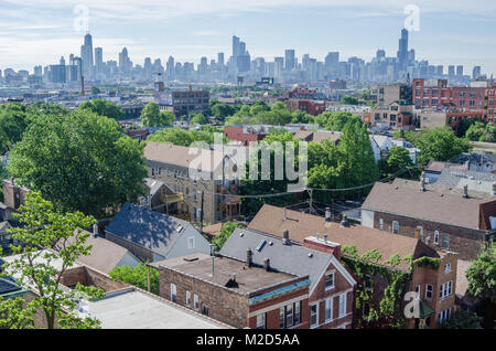 Luftaufnahme von West Town, Bucktown und Wicker Park Nachbarschaften mit Chicago Skyline im Hintergrund. Stockfoto