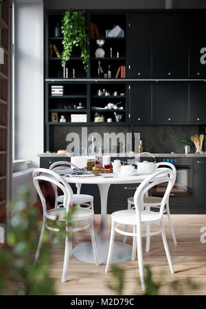 3D-Rendering Haus im Innenbereich Küche Zimmer keine Personen Esstisch mit Essen gemütliche moderne Stil serviert. Stockfoto
