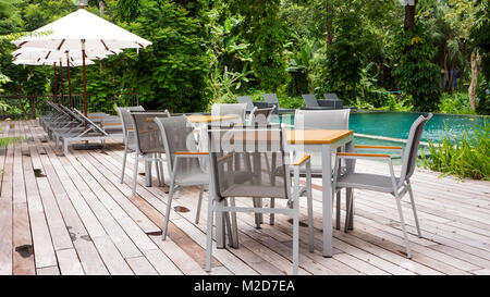 Moderne Terrasse neben Schwimmbad Stockfoto