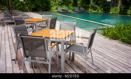 Moderne Terrasse neben Schwimmbad Stockfoto