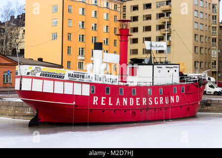 Die Majakkalaiva Relandersgrund, ein ehemaliger finnischer Feuerschiff (ein Schiff, das als Leuchtturm fungiert) rot lackiert, dient nun als Restaurant in Helsink Stockfoto