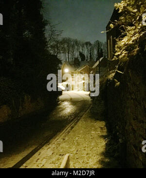 Die Szene in West Malling, in der Nähe von Tonbridge, Kent, nachdem über Nacht Schneefall. Stockfoto