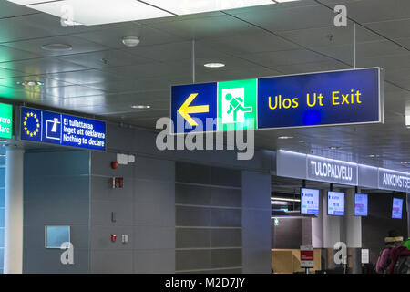 Wegweiser im Flughafen Helsinki, Finnland Stockfoto