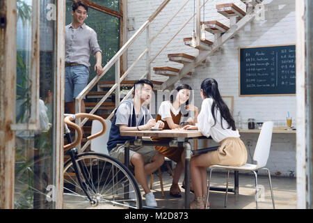 Ein junger Mann in einem Café Stockfoto