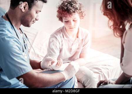 Arzt, Verband auf jugendlich Arm Stockfoto