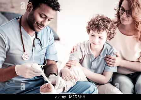 Eingedenk Arzt bandagieren Fuß der jugendlich Patienten Stockfoto