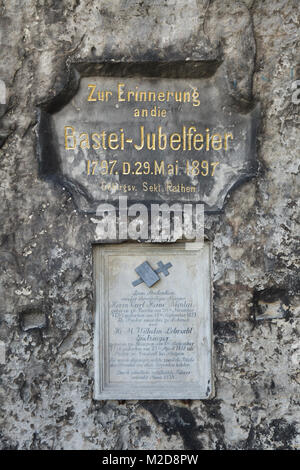Gedenktafel anlässlich des 100. Todestages der Basteibrücke (basteibrücke) am 29. Mai 1897 im Rock auf der Basteibrücke in der Sächsischen Schweiz (Sächsische Schweiz) in Sachsen, Deutschland geschnitzt. Stockfoto