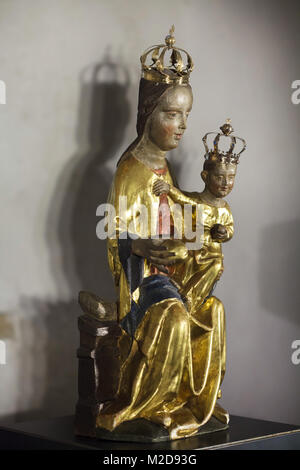 Die Muttergottes von der Gnade. Gotische Statue aus dem 14. Jahrhundert auf dem Display in der unterirdischen Krypta der Hildesheimer Dom (Hildesheimer Dom) in Hildesheim in Niedersachsen, Deutschland. Stockfoto