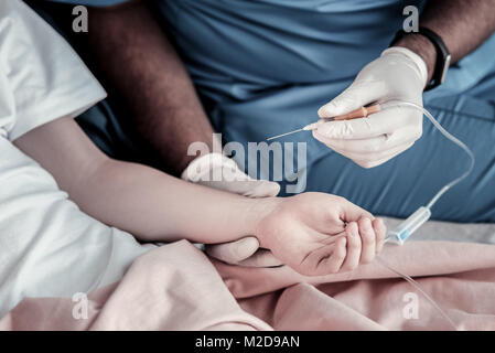 In der Nähe der medizinischen Arbeiter, Tropf-Stopp Stockfoto