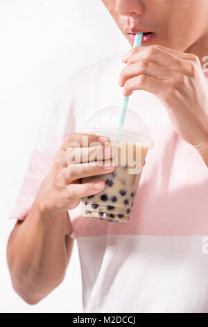 Ein Kunststoff Glas erfrischende Taiwan iced Milch Tee mit Blase (boba) Stockfoto