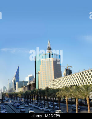 25. Januar 2017 - Riad, Saudi-Arabien: ein Mann in der Nähe der saudi National Museum Park und Al Faisaliyah Center Tower im Hintergrund entlang Olaya Stockfoto