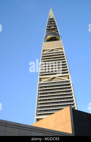 Al Faisaliyah Tower und sein Globe Glasrestaurant Stockfoto