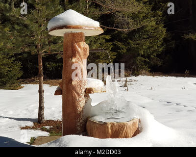 Gefrorene Brunnen mit der Cold mountain Trinkwasser unter Schnee und Eis. Stockfoto