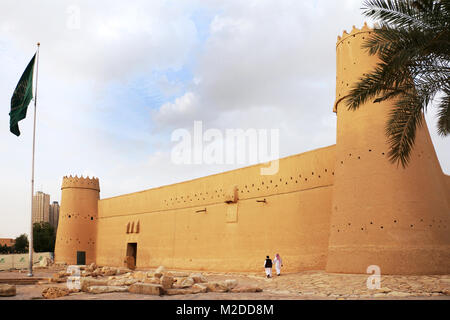 Historischer Al Masmak Turm mit Nationalflagge in Riad, Saudi-Arabien Stockfoto