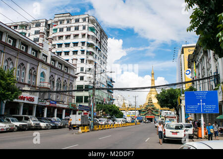 Die Außenseite des Buddhistischen Sule Pagode und goldenen Stupa, am Ende der belebten Straße als eine Verkehrsinsel Kreisverkehr im Zentrum von Yangon Myanmar Birma Asien verwendet Stockfoto