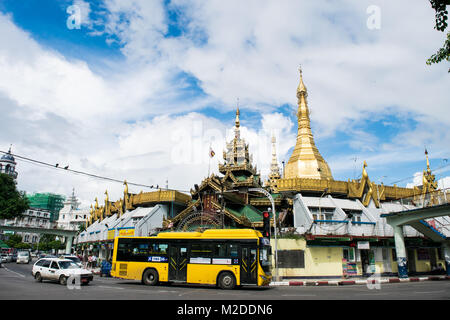 Äußere der Sule Pagode und goldenen Stupa, an einer Straßenkreuzung und als eine Verkehrsinsel Kreisverkehr mit Geschäften in der Innenstadt von Yangon, Myanmar Südostasien Stockfoto