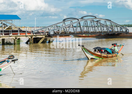 Ein Boot am Steg Botahtaung ankommen, die burmesischen Passagiere auf dem Yangon Fluss. braunen Fluss Wasser, bunte Boote, sauberem Wasser, Verkehr, Birma Stockfoto