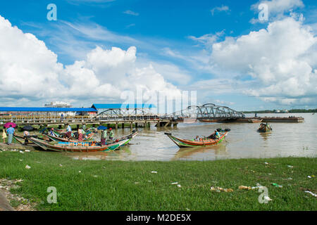 Ein Boot am Steg Botahtaung ankommen, die burmesischen Passagiere auf dem Yangon Fluss. braunen Fluss Wasser, bunte Boote, sauberem Wasser, Verkehr, Birma Stockfoto
