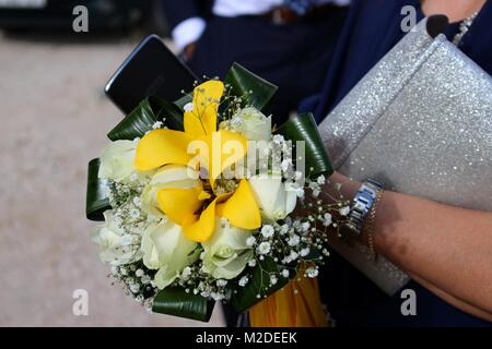 Frau an einem Hochzeit halten die Bräute Blumenstrauß Stockfoto