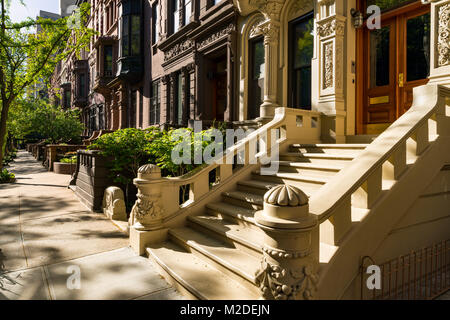 Brownstones mit Haustür und Ornament im Morgenlicht. Upper West Side Street, Manhattan, New York City Stockfoto