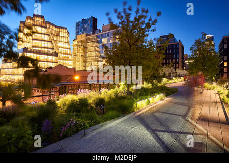 Abendlicht auf der Highline in Chelsea. Twilight im Herzen von Manhattan. New York City Stockfoto