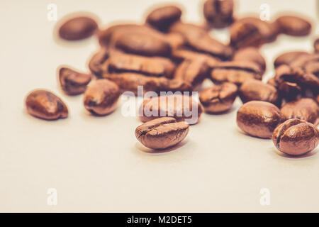 Nahaufnahme von gerösteten Kaffeebohnen auf weißem Hintergrund Stockfoto