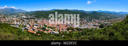 Erhöhte Panoramablick auf die Stadt Spalt in den Hautes-Alpes im Sommer. Südliche französische Alpen, Frankreich Stockfoto