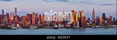 Panoramaaussicht, Wolkenkratzer von Manhattan bei Sonnenuntergang mit den Hudson River. New York City Stockfoto