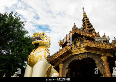 Dekorierte Eingang zur Shwedagon Pagode, unter dem Schutz und den Schutz einer Goldgelb chinthe, Löwe wie Statue, Yangon, Myanmar, Myanmar, Asien Stockfoto