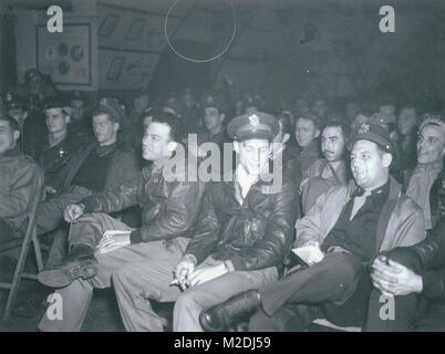 Oberstleutnant Roy A. Webb Jr., zweiter von rechts, der Kommandant der 374 Fighter Squadron, erhält eine Flight Briefing vor dem Fliegen einer Mission am 6. Juni 1944 - dem Tag des D-Day Invasion. Im Bottisham Air Field in England sind 374 Piloten Lt. Wallace B. Frank, Oberstleutnant Wallace E. Hopkins, Major George R. Rew, Kapitän George Lichter, Oberstleutnant Roy Webb, Lt Edward Murdy. Briefing Room, bottisham. ( Stockfoto