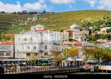 Burgazada, wie vom Meer aus gesehen, zeigt die historische griechische Orthadox Kirche. Stockfoto