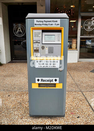 Parkplatz zahlung Kiosk oder Parkuhr, auf einer Straße der Stadt, für den Parkplatz in Auburn, Alabama, USA zu bezahlen. Stockfoto