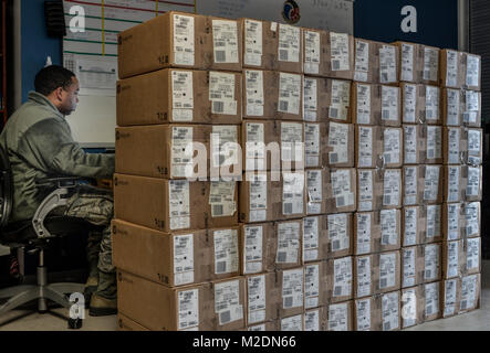 Airman 1st Class Elzweiler Miller, 707Th Communications Squadron Client System Techniker, Protokolle in der vor kurzem erworbenen Computern, für Luftwaffe Netzwerke Januar 9, 2018 in Fort Meade, Maryland George G. konfiguriert werden. Die 707Th CS, unter der 70th Intelligence, Surveillance, Reconnaissance Flügel ausgerichtet, unterstützt mehr als 5.700 global Personal und 57 National Security Agency Missionen mit ihren 230 "donnern Krieger." (U.S. Air Force Stockfoto