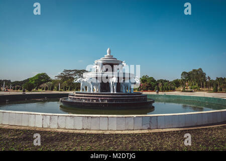 White Elephant Brunnen in der Peoples Park, Yangon, Myanmar Birma in der Nähe der berühmten Shwedagon Pagode. Stockfoto