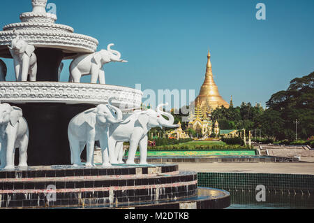 Springbrunnen mit weißen Elefanten im Peoples Park, Rangun (Yangon), Myanmar Birma mit der berühmten Shwedagon-Pagode. Stockfoto