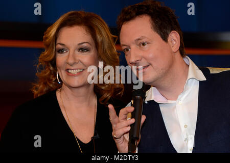 Bettina Tietjen und Eckart von Hirschhausen bei der Aufzeichnung der NDR Talkshow "Tietjen und Hirschhausen" im NDR Studio auf dem Messegelände in Hannover am 17.01.2014 Stockfoto