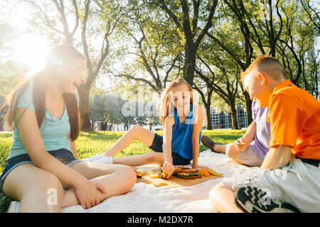 Lächelnd kaukasischen Familie Essen im Picnic Stockfoto