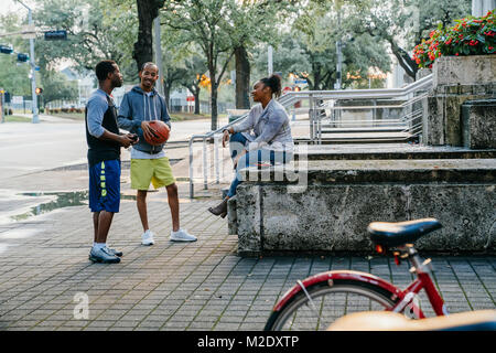 Schwarzen Freunden mit Basketball heraus hängen Stockfoto