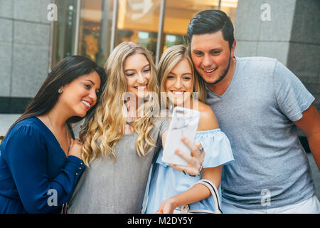 Freunde posieren für Handy selfie Stockfoto