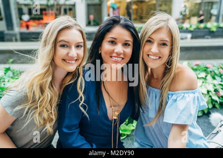 Wind Haare von lächelnden Frauen Stockfoto