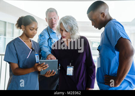 Ärzte und Krankenschwestern mit digitalen Tablet Stockfoto