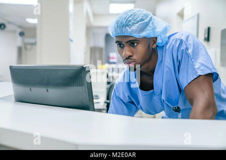 Schwarze Arzt mit Computer im Krankenhaus Stockfoto