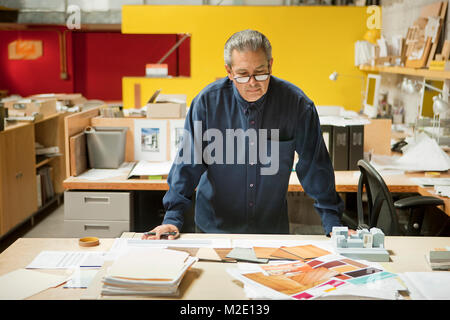 Ernsthafte spanischer Designer Prüfung Farbmuster im Büro Stockfoto