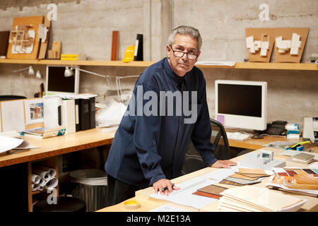 Porträt von Ernst spanischer Designer Prüfung Farbmuster im Büro Stockfoto