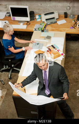 Hohe Betrachtungswinkel von Architekten im Büro Stockfoto