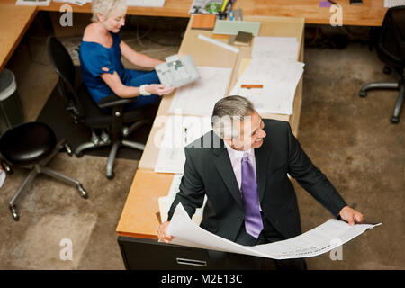 Hohe Betrachtungswinkel von Architekten im Büro Stockfoto