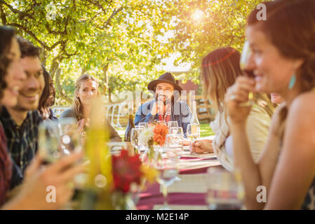 Freunde trinken Wein auf einer Party im Freien Stockfoto