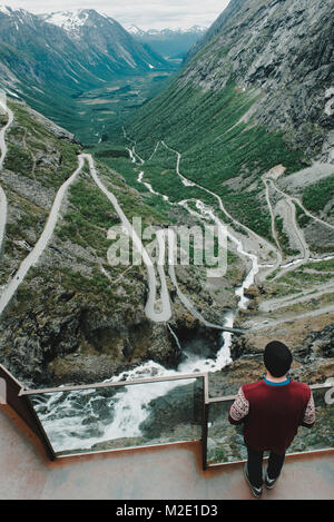 Kaukasische Mann stand im Blickpunkt bewundernden Blick auf Tal Stockfoto