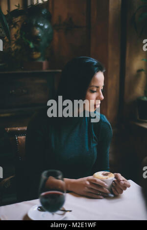 Nachdenklich kaukasischen Frau Kaffee trinken Stockfoto