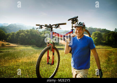 Kaukasische Mann, der Mountainbike Stockfoto